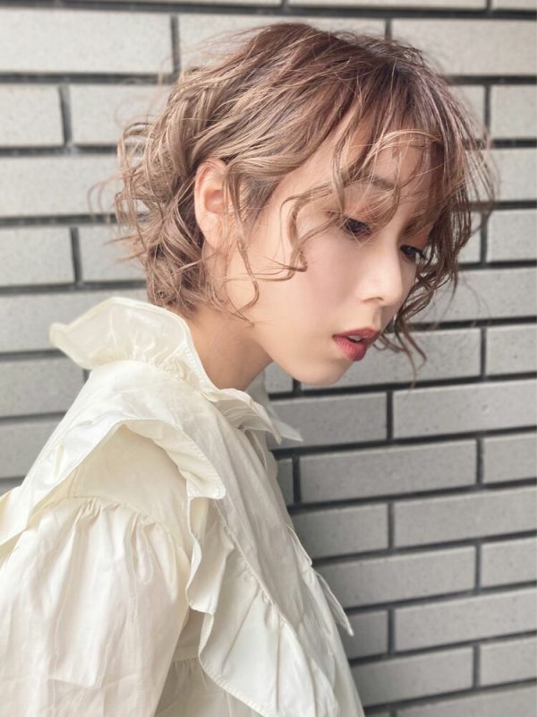 人気沸騰中なグレージュの明るめヘアカラー