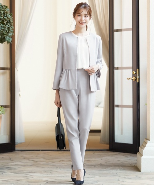 すっきりとしたパンツスーツの服装