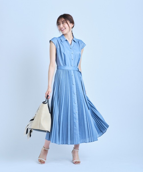 ブループリーツワンピース×ハンドバッグ