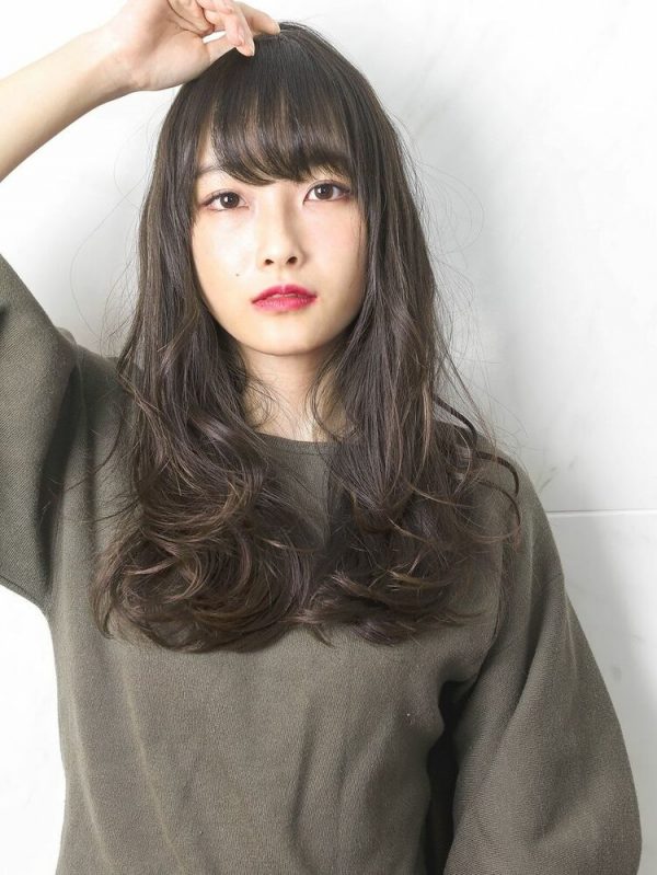 シンプルで洗練された秋ヘアカラー