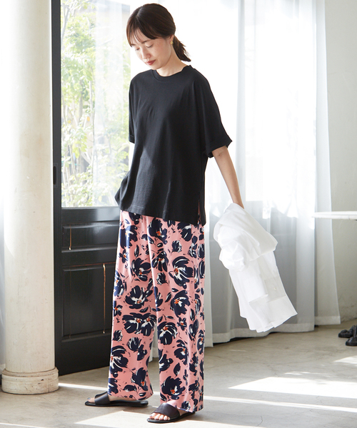 黒Tシャツ×ピンク花柄パンツ