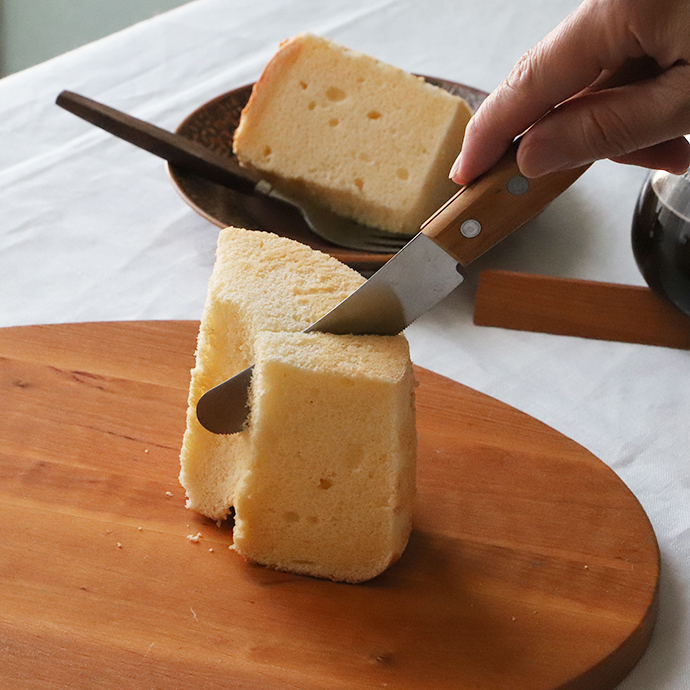 ③お茶の時間に。ケーキをカット