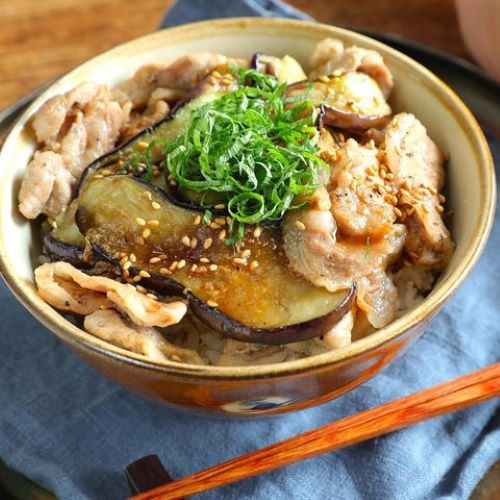 簡単にすぐできる「丼」レシピ15選。一品でも満足できるお手軽ご飯をピックアップ | folk