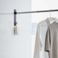 雨の日や花粉シーズンは室内干し。浴室にマグネット設置できる物干し竿ホルダー