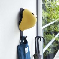 玄関周りのごちゃごちゃを一層。様々なものの収納に使えるヘルメットフック