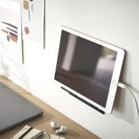 スマホやタブレットの定位置を作ろう。充電しながら収納できる壁掛けホルダー