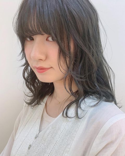 やわらかさと抜け感を演出するブルーシルバー