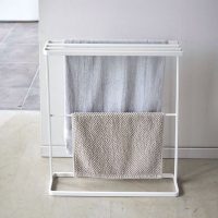 スリムな設計ながら安定感抜群。横から掛けられるバスタオル専用ハンガー