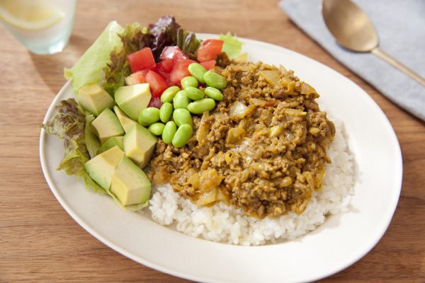 枝豆と彩り野菜をのせたキーマカレーレシピ