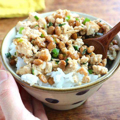 簡単ヘルシーな肉料理の納豆そぼろ丼