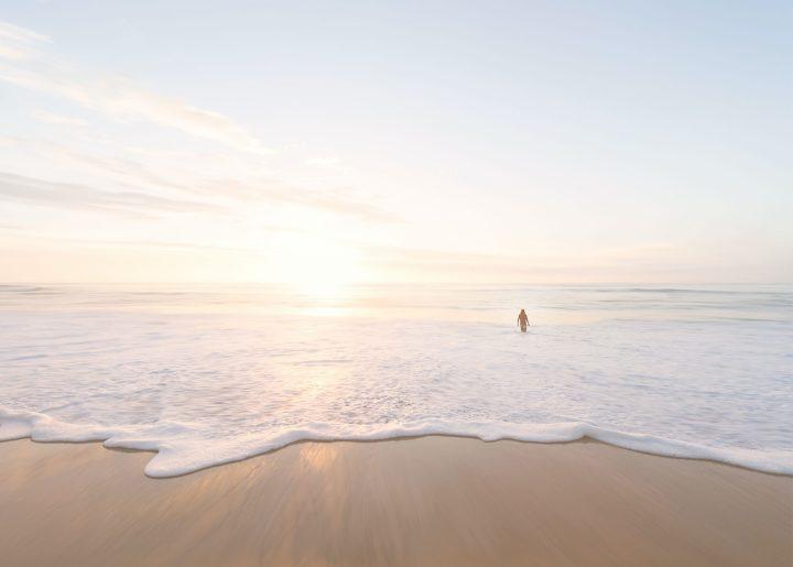 10月の海はまだ泳げる？水着は寒い？