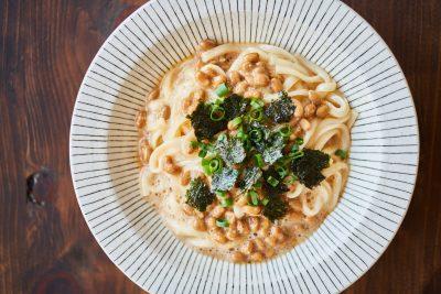 レンジで簡単納豆カルボナーラうどんレシピ