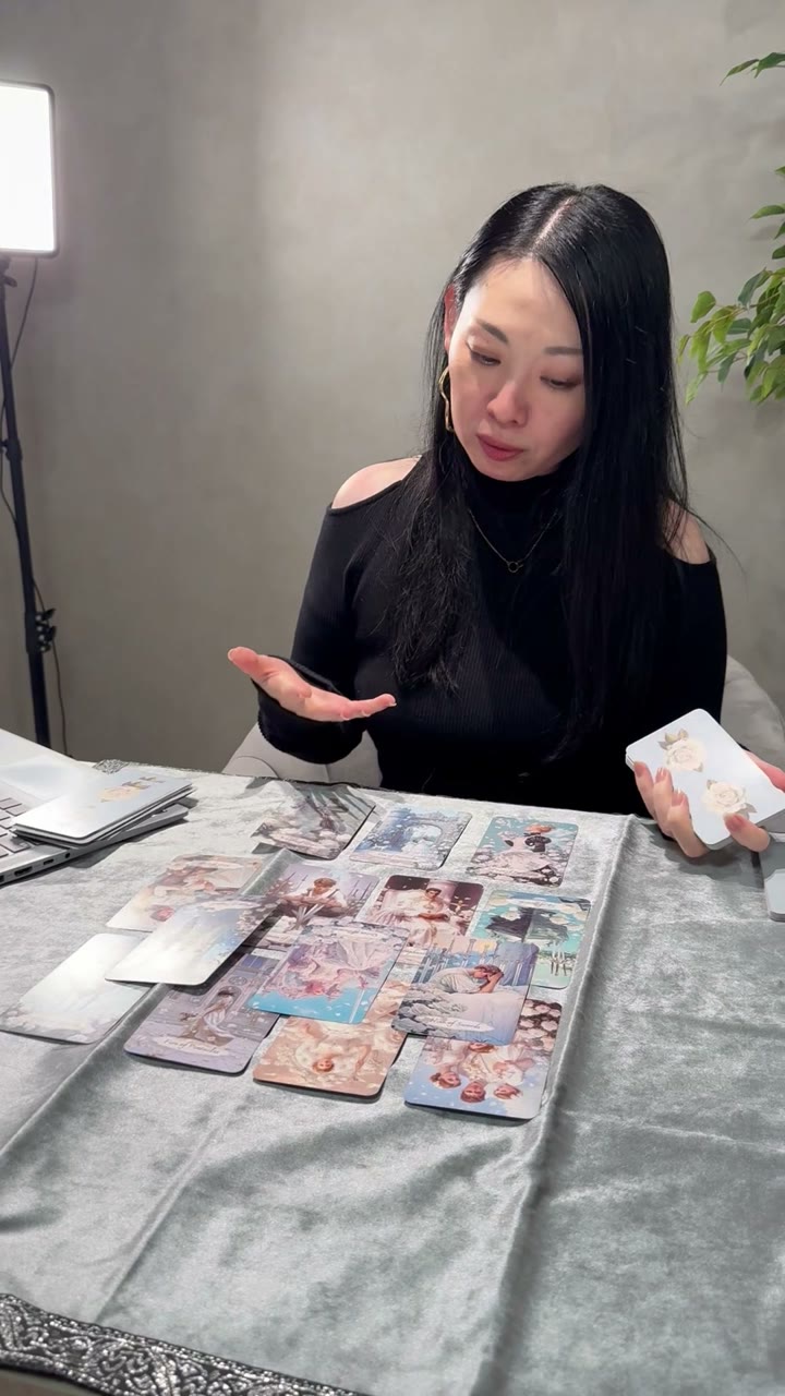 花柄のタロットカードを広げる凛花先生