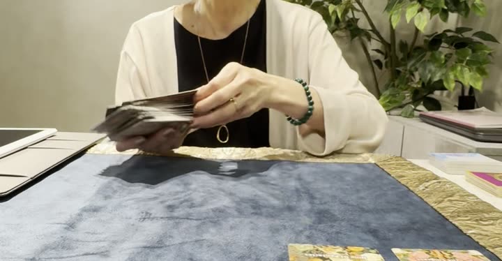 タロットカードを切る知世先生の手元